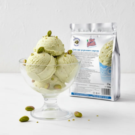 Домашен сладолед шамфъстък Don Gelato в десертна чаша с ядки шамфъстък и продуктова опаковка