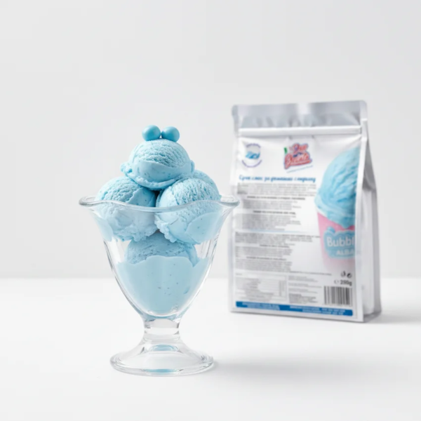 Домашен сладолед синя дъвка Don Gelato в десертна чаша с продуктова опаковка на заден план