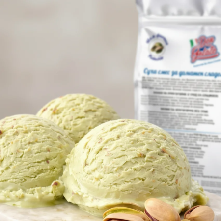 Макро снимка на домашен сладолед шамфъстък Don Gelato с ядки и продуктова опаковка