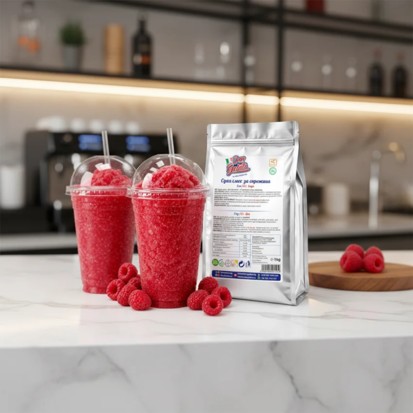 HoReCa витрина с няколко чаши скрежина малина за професионално сервиране