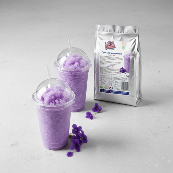Две готови чаши скрежина виолетка с капак, сламка и свеж лилав цвят