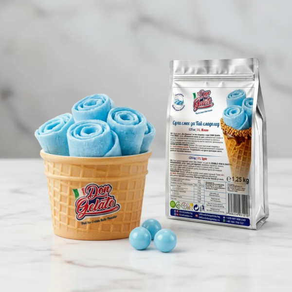 Тайландски сладолед Синя дъвка Don Gelato сервиран в десертна чаша с млечно син цвят